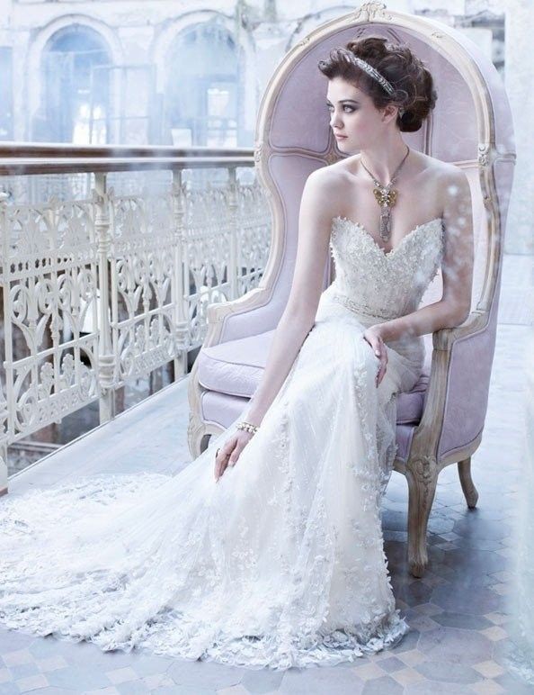 Femme en belle robe de mariée